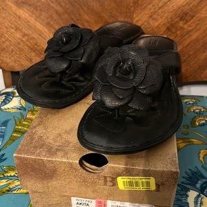 Born Akita sandal size 11 great condition